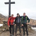 Sulla cima del Monte Todano (m 1667) davanti alla croce dedicata al donatore AVIS. Sullo sfondo a sinistra il Pizzo Marona e dietro, tra le nuvole, la Zeda, che avevo raggiunto a giugno con Fabio. Da sinistra: Mario, Marco, io. (foto Marco)