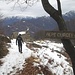 Dopo aver superato un bel bosco di faggi in una comoda discesa di pochi minuti, eccoci in arrivo all’Alpe Curgei, dove uno dei pochi edifici rimasti in piedi è stato trasformato nel Bivacco del Gufo, visibile in centro foto.