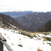 A destra, dopo gli ultimi ruderi delle baite dell’Alpe Curgei, il sentiero (che avevamo fatto circa 4 anni fa in salita) scende  molto decisamente verso Cicogna; sullo sfondo a destra si vede tutta la cresta che va dal Monte Faiè alla Cima Corte Lorenzo, che avevamo percorso a maggio. Chiude il panorama il Monte Massone (salito a fine luglio) un po’ nascosto dalle nuvole.