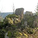 Erst dieser Felsen, der dahinter steil abfällt, ist der von unten sichtbare markante Gipfelfelsen.