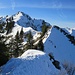 Blick vom Muttelberg in Gehrichtung; eine alte Schneeschuhspur ist zu erkennen.