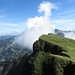 Nebelschwaden ziehen vom Tal auf und wetteifern mit den hohen Gipfeln