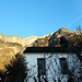 Kirche Quinten noch im Schatten unter den erleuchteten Wänden