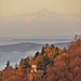 Il Monviso dietro la XIII cappella del Sacro Monte.