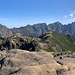 Auf dem buckligen Gipfel blickt man unter anderem rüber zum Pico Ruivo, den wir zwei Tage zuvor [tour168366 bestiegen hatten].