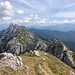 Unterwegs in der Košuta (Koschuta) - Ausblick am Gipfel des Veliko Kladivo/Großer Hainschturm über weiteren Verlauf des Kammes in grob östliche Richtung. Hinten sind die Kamniško-Savinjske Alpe (Steiner Alpen) zu sehen.