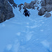 zum Gipfel rauf dann die heutige Schlüsselstelle. Die Rinne ist tief mit Schnee gefüllt, anstrengend zum Spuren aber kein Problem.