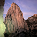 Der Hauptgipfel des Puig Campana von der Scharte aus gesehen, kurz danach rechtshaltend zur Abseilstelle (Steinmänner!)