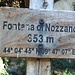 Giunti alla napoleonica fontana di Nozzano incontriamo un ulteriore bivio e delle segnaletiche lignee... (vedi foto successiva)