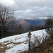 Sulla carrareccia verso Alpe di Lenno si stacca il sentiero per il Monte Galbiga, segnalato da cartelli ormai quasi illeggibili.