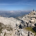 Krn - Am Gipfel: Während die eine Hälfte unserer "Wandegruppe" fotografiert, schaut die andere in Richtung Bavški Grintavec.