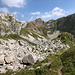 Unterwegs zwischen Jezero v Lužnici und Planina Leskovca - Mit Blick auf bunt gefärbten Fels. Vermutlich führt deshalb dort der "Slovenska geološka pot" (Slowenischer geologischer Lehrpfad) entlang ;-).