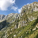 Unterwegs zwischen Jezero v Lužnici und Planina Leskovca - Blick auf die felsigen Flanken von Batognica, Srednji vrh, Mali vrh und Maselnik/Leskovški vrh (rechts).