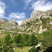 Unterwegs auf der Planina Leskovca - Blick über die felsigen Flanken von Srednji vrh, Mali vrh und Maselnik/Leskovški vrh.