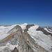 Unten der spitze Gipfel des Reggentörlturmes, dahinter Gubachspitzen und Simonyspitzen.
