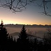 Der Himmel brennt hinter dem Alpenkamm.