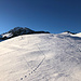Schon bald grüsst die Sonne. In der Mitte mein Ziel der Arvigrat links die Bergstation bei der Langbodenhütte. 