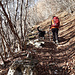Maryam und Blacky auf dem laubbedeckten Bergweg, der von Cüa d'Zura ob Soglio durch lichten Mischwald Richtung Däir führt