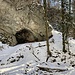 leicht verschneite Brücke und Zugang zur auch schon besuchten Höhle