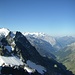 Dort wo die Südwand unterbrochen ist, machen wir eine kurze Pause und schauen wir ins Berner Oberland
