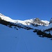 Hinter der Alp Laschdura erfolgt der Anstieg im Schatten. Skiaufstiegsspuren sind vorhanden.