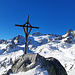 Gipfelkreuz des Schafbergs mit dem vergletscherten Galenstock im Hintergrund