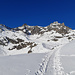 Skispur und verschneite Granitlandschaft
