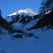 Aufstieg im schattigen Val Sarsura