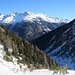 Rückblick beim Anstieg im sehr steilen Tiefschneehang zwischen Bäumchen, kleinen Felsen u. Grasstufen