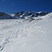 Im jetzt flacheren Gelände; Piz Arpschella ist jetzt zu sehen.