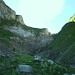 eine letzte schattige Passage vor der Schlucht zur Alp Obere Gumpel;<br />[u Ursula] im Anstieg zum steilen Schotterpfad, welcher dann im obersten Grasband zur Alp quert