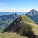 Blick vom vorgelagerten höheren zum Hauptgipfel;<br />im Hintergrund Wätterlatte und Dreispitz, ein weiteres Gipfelziel