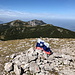Unterwegs auf der Petzen/Peca - Blick über den Gipfel des Kordeschkopf/Kordeževa glava, mit slowenischer Flagge.