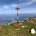 Unterwegs auf der Petzen/Peca - Am Gipfel des Knieps/Koncnikov vrh. Vorn ist ein Grenzstein zu erkennen (Slowenien/Österreich).