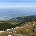 Unterwegs auf der Petzen/Peca - Blick von der Feistritzer Spitze/Bistriska spica nach Siebenhütten, wo sich an der Bergstation der Ausgangs- und Endpunkt unserer Wanderung befindet.