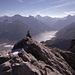Der Gipfelsteinmann. Hinten das Reusstal mit Gross Ruchen, Gross und Klein Windgällen, Oberalpstock und Bristen.