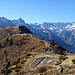 Dalla cima del Pizzo Castello procedendo verso l'Alpe Colma di Castiglione o Erbalunga. Sullo sfondo la valle Antrona.