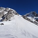 Von der Bergstation der Gartnerkofelbahn steigt man zunächst am Rand der Skipiste auf...