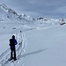 Überquerung des Tälli. <br />Neben den Skispuren hat es auch immer wieder eine Schneeschuhspur<br />(Foto von Susanne)