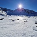 <b>Il pascolo è caratterizzato da macigni che emergono e spiccano particolarmente in mezzo a tanto candore. Il rauco richiamo di una pernice bianca (Lagopus muta) mi ricorda che sto entrando nel suo territorio. </b>