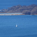der erste Segler bei Sonne und Wind