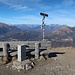 Gipfel des Monte Boglia mit Grenzstein und Wanderwegtafel