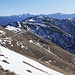 Panorama Cima Pianchette 2158 mt sulla dorsale che prosegue al Monte Tabor. 
In bella vista sui classici: Legnone - Tre Signori - Resegone - Grignone. 