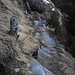 tratto delicato in discesa causa ghiaccio sul sentiero