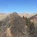 Panorama dalla quota 1546 mt delle Forcollette dell'Allegria in cui si intuisce sia il percorso ed evidenzia l'ambiente in cui si sviluppa la traccia. Vista comunque eccellente su tutta l'alta Val Cavargna. 