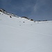 Steil führt eine Spur hinauf Richtung Piz Clünas.
