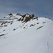 Die offizielle Skiroute führt unterhalb der Felsen den Hang querend Richtung Gipfel. Ich schaue erst einmal auf die Nordseite.