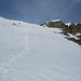 Blick zum Piz Minschun; man sieht links eine Schneeschuhspur.