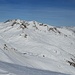 Blick zu kürzlich aus dem Skigebiet bestiegenen Gipfeln; dahinter ragen Stammerspitz und Muttler auf.