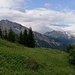 Blick  Richtung Suden mit Fallesinspitze(2769m)-links, Weißschrofenspitze (2752m) und  Valluga(2811m) in Hintergrund,Hintere Schmalzgrubespitze (2643m)-rechts.